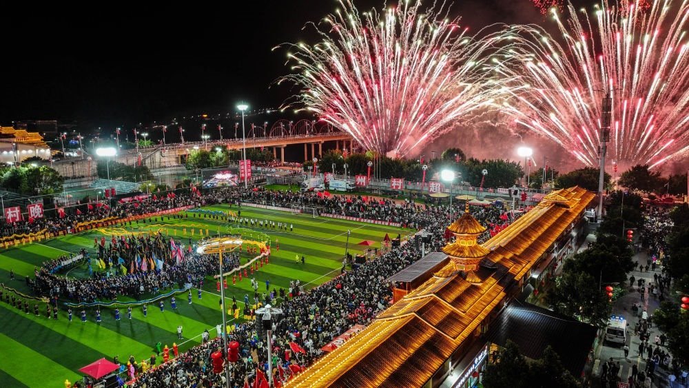 在貴州省榕江縣舉行的2024全國“村晚”示范展示活動暨貴州“村超村晚”活動中，音樂煙花秀精彩上演（2024年2月3日攝，無人機照片）。新華社記者 劉續(xù) 攝