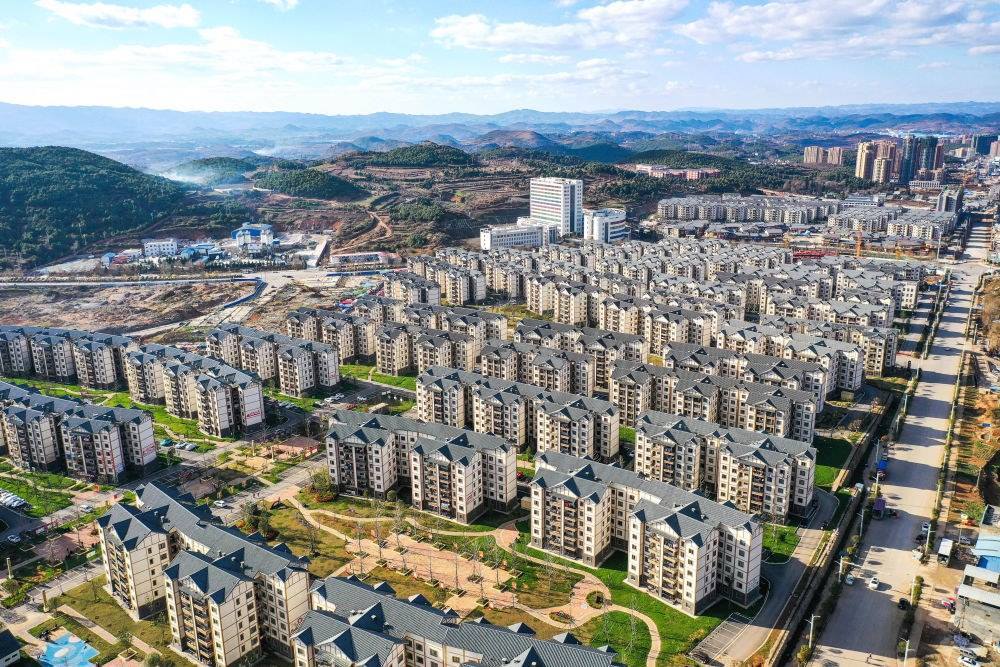 貴州省威寧縣五里崗街道朝陽新城易地扶貧搬遷安置小區(qū)（2021年11月28日攝，無人機照片）。新華社記者 楊文斌 攝