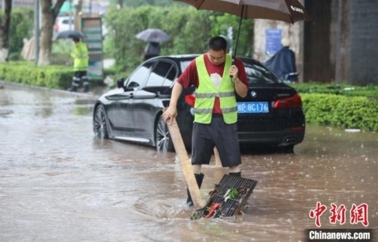 5月10日，廣西沿海遭遇強降雨。圖為欽州市城區(qū)多處積澇。陸敏 攝