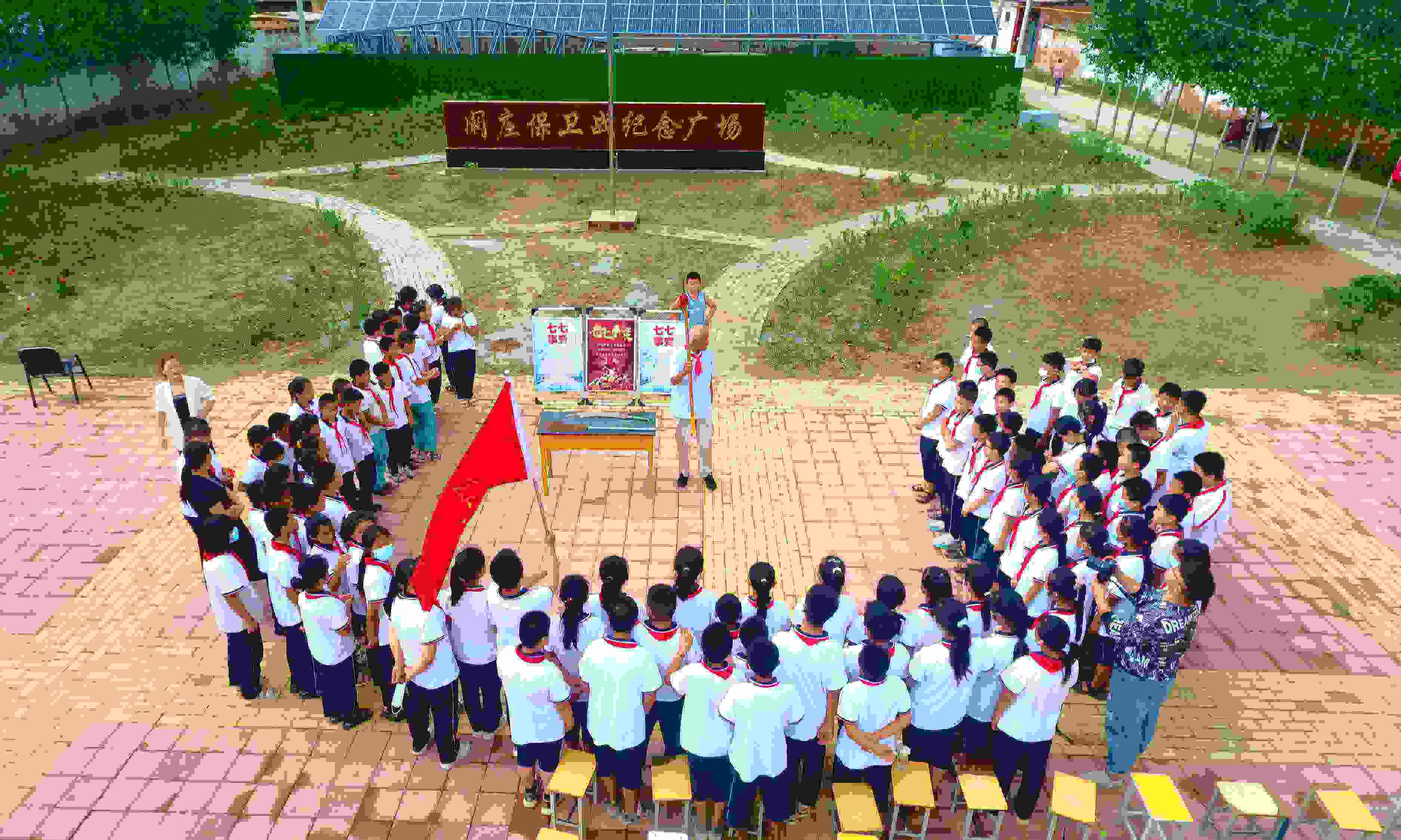 2022年7月6日，山東省聊城市，在茌平區(qū)菜屯鎮(zhèn)闞莊村的闞莊保衛(wèi)戰(zhàn)紀(jì)念廣場，闞莊保衛(wèi)戰(zhàn)親歷者王光木老人為小學(xué)生們講述抗戰(zhàn)故事，展示大刀、長矛。