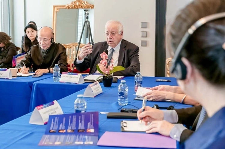 法蘭西科學(xué)院副院長、巴黎地理學(xué)會(huì)主席讓-羅伯特·馬里·皮特先生發(fā)言（圖片：中國傳媒大學(xué)