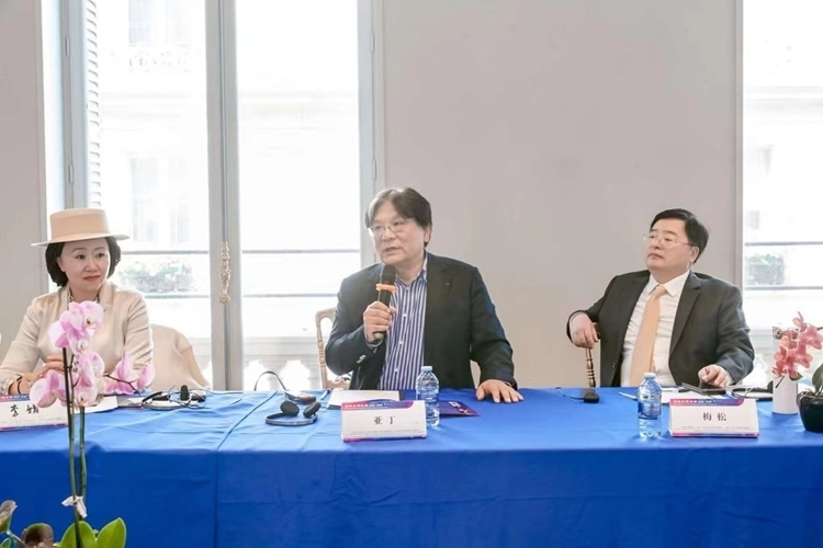 法中交流促進(jìn)會(huì)會(huì)長、作家、翻譯家、法國最高榮譽(yù)騎士勛章獲得者亞丁發(fā)言（圖片：中國傳媒大學(xué)