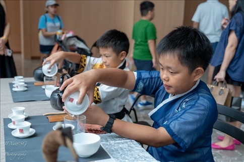 新加坡孩子們?cè)诨顒?dòng)現(xiàn)場(chǎng)體驗(yàn)學(xué)習(xí)茶藝。新加坡中國(guó)文化中心供圖