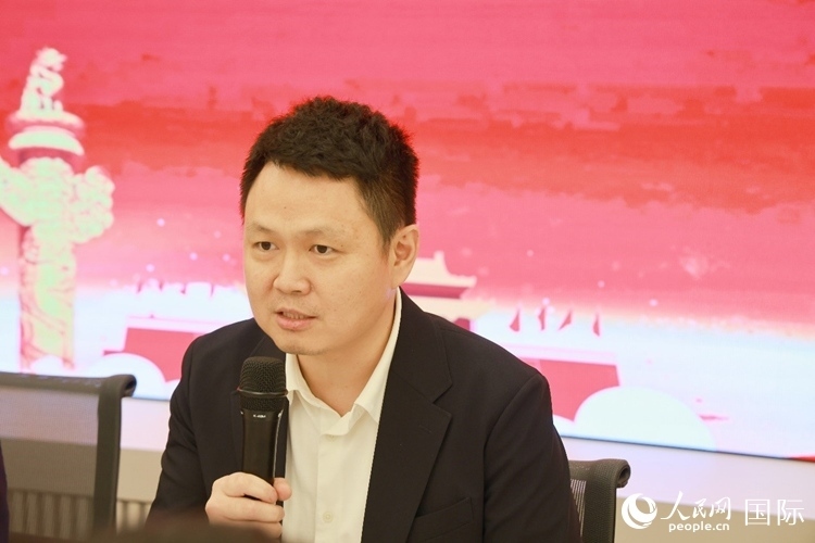 中國駐里約熱內(nèi)盧總領館副總領事王尉育在座談會上致辭。人民網(wǎng)記者 陳海琪攝