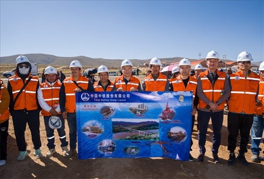 奧魯羅公路項(xiàng)目開工儀式現(xiàn)場，中國中鐵員工代表合影。中國中鐵供圖