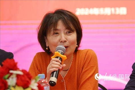 陜西省歸國(guó)華僑聯(lián)合會(huì)黨組成員、副主席兼秘書長(zhǎng)尚小紅在座談會(huì)上致辭。人民網(wǎng)記者 陳海琪攝