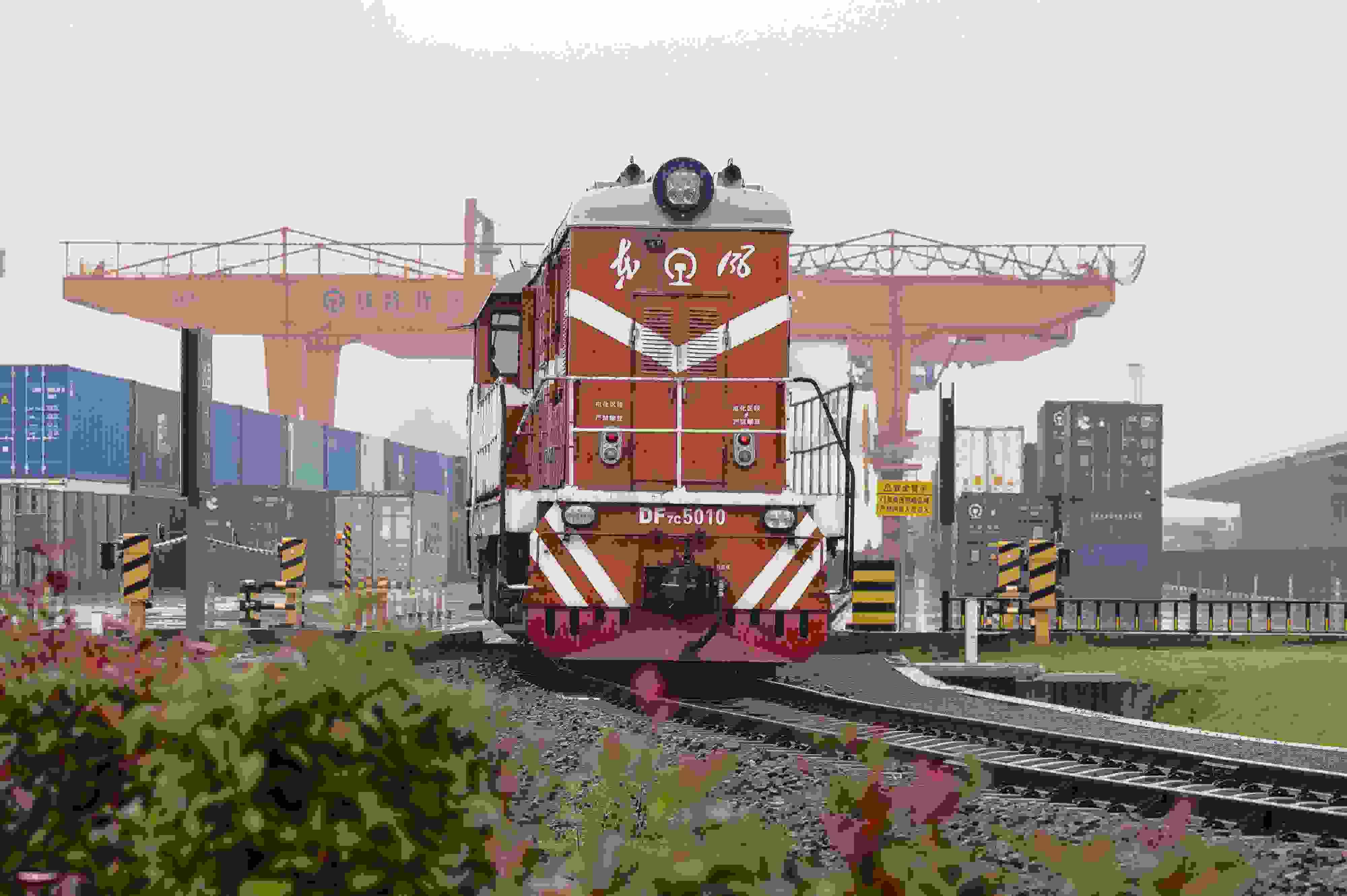 2024年5月5日，“五一”假期最后一天。在浙江省金華市金東區(qū)鐵路金華南站，一列滿載110標(biāo)箱的中歐班列緩緩啟程駛往匈牙利。