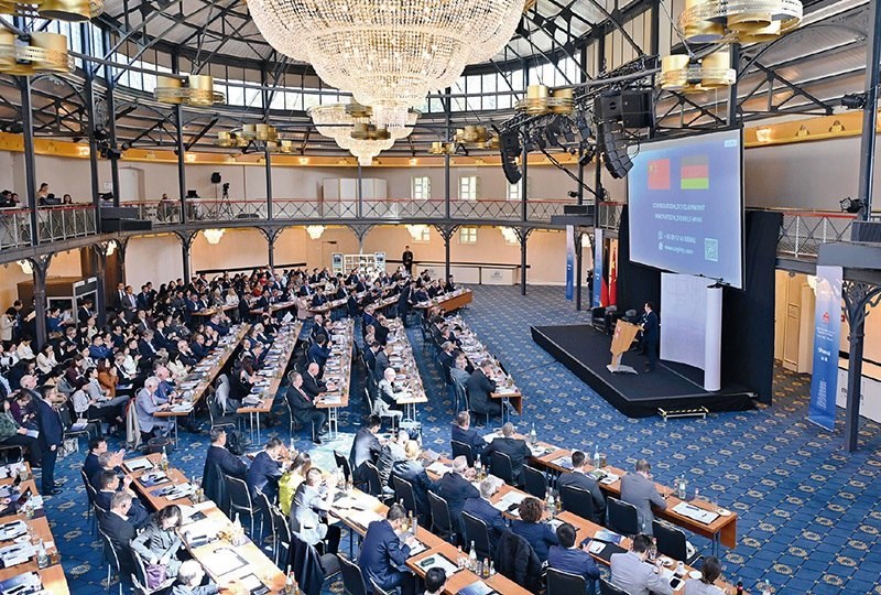 2024“投資中國”系列活動(dòng)德國專場4月5日在巴登—符滕堡州首府斯圖加特市舉行，活動(dòng)吸引德國工商界代表超300人參加。圖為當(dāng)日拍攝的活動(dòng)現(xiàn)場。 新華社記者 任鵬飛/攝