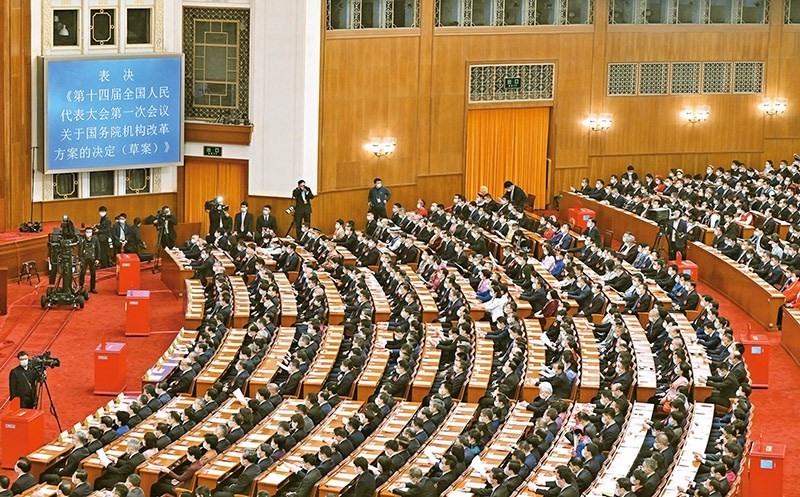 2023年3月10日，十四屆全國人大一次會(huì)議在北京人民大會(huì)堂舉行第三次全體會(huì)議，表決通過了關(guān)于國務(wù)院機(jī)構(gòu)改革方案的決定。圖為會(huì)議現(xiàn)場。 新華社記者 岳月偉/攝