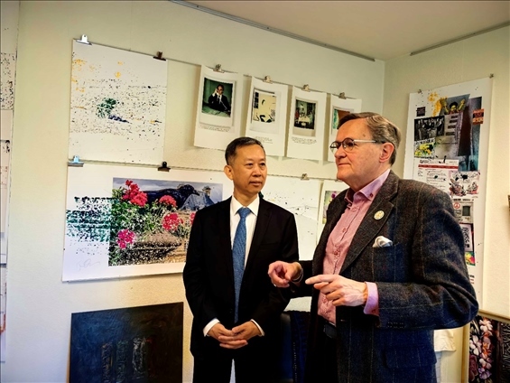 中國(guó)駐瑞典大使崔愛(ài)民和瑞典跨國(guó)和平與未來(lái)研究基金會(huì)主席約貝里。 中國(guó)駐瑞典大使館供圖