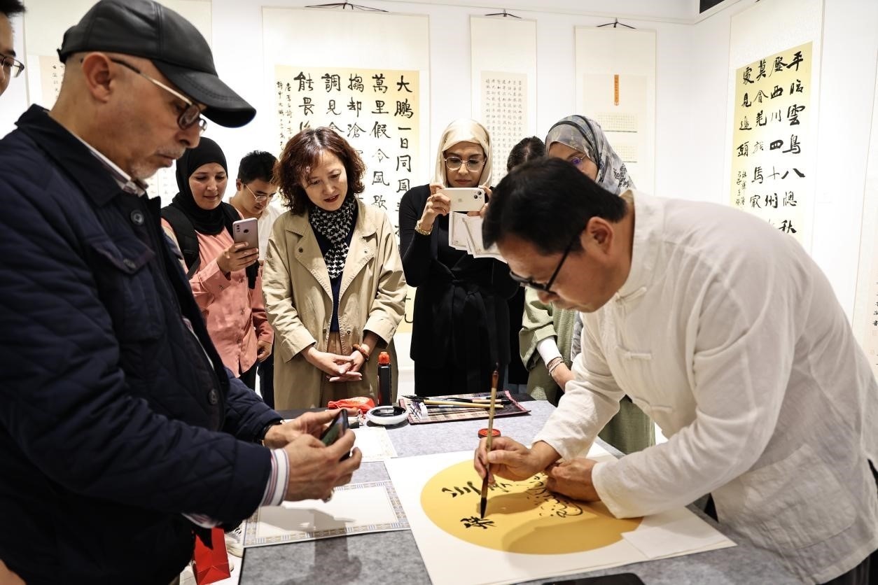 中摩書法老師在共同創(chuàng)作。拉巴特中國文化中心供圖
