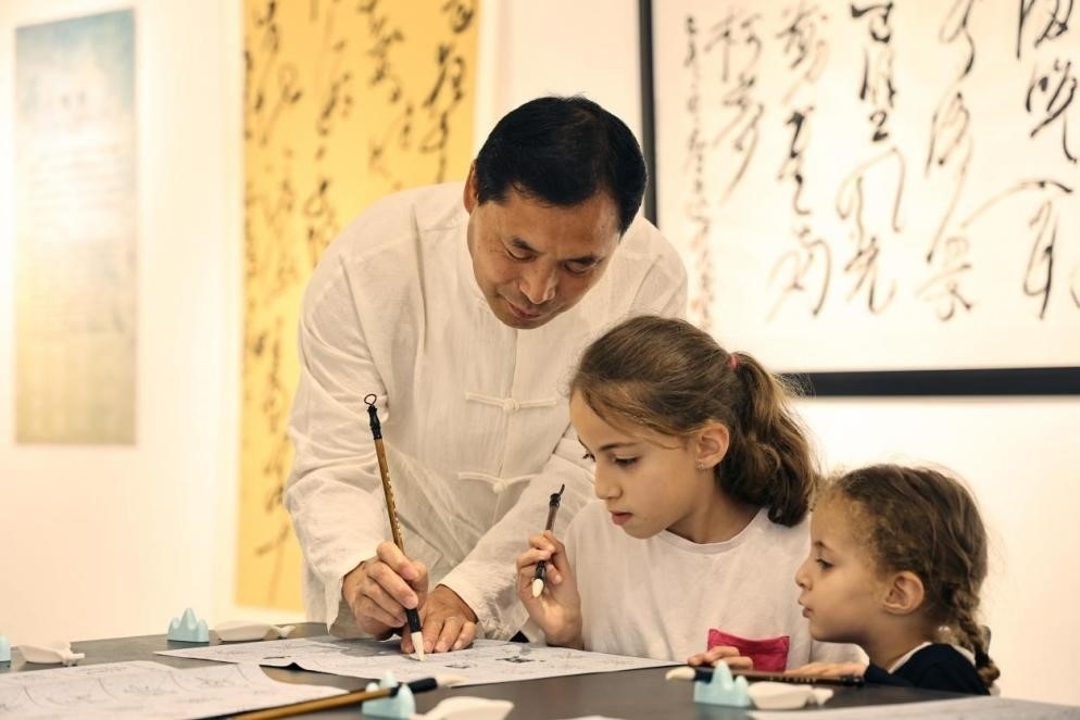 中國書法老師帶領(lǐng)現(xiàn)場觀眾體驗(yàn)書法。拉巴特中國文化中心供圖