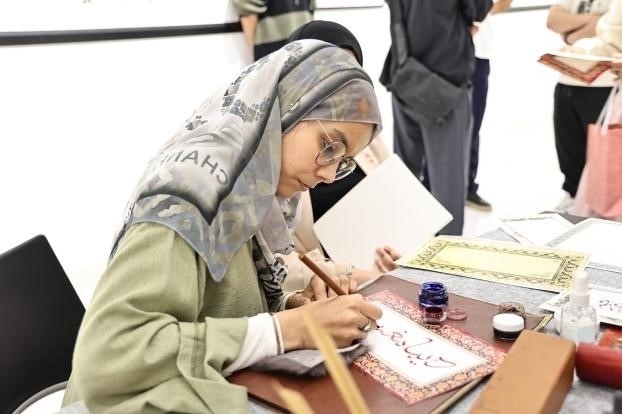 摩洛哥書法老師正在創(chuàng)作。拉巴特中國文化中心供圖