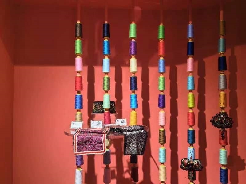 貴州省民族博物館內(nèi)展示的色彩斑斕的苗繡原材料及繡片（2024年4月27日攝）。新華社記者 楊欣 攝