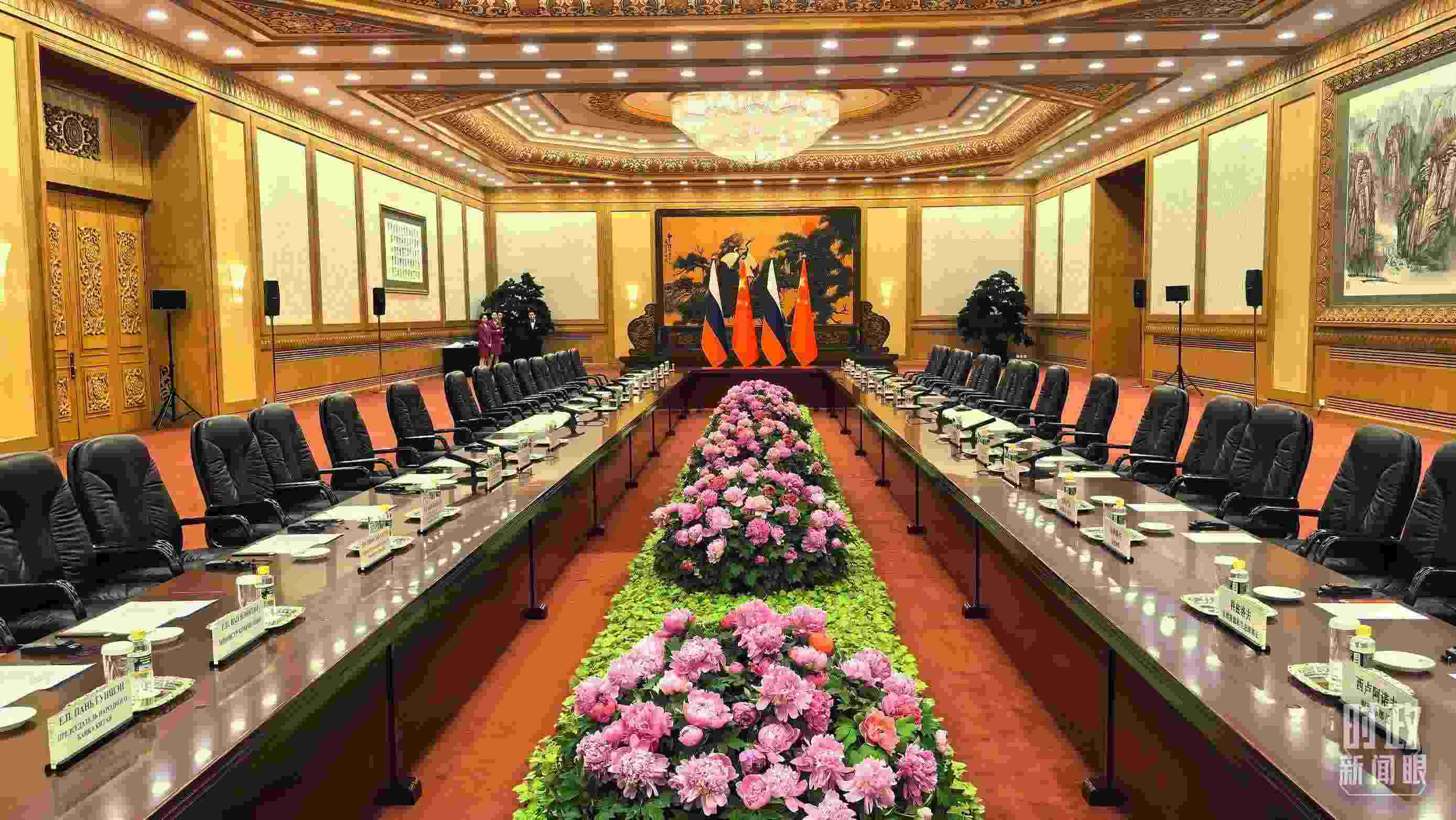 △中俄兩國元首隨后主持大范圍會談，這是會談開始前的現(xiàn)場。（總臺央視記者鄂介甫拍攝）