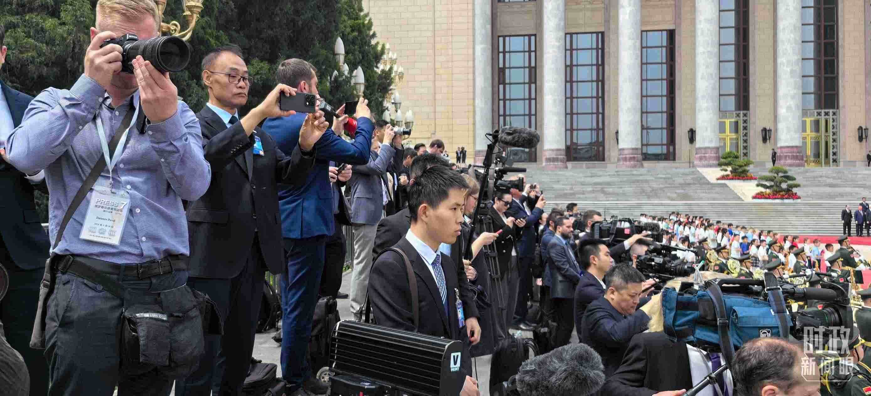 △當天參與現(xiàn)場報道的中外記者。（總臺央視記者楊波、王子杭拍攝）