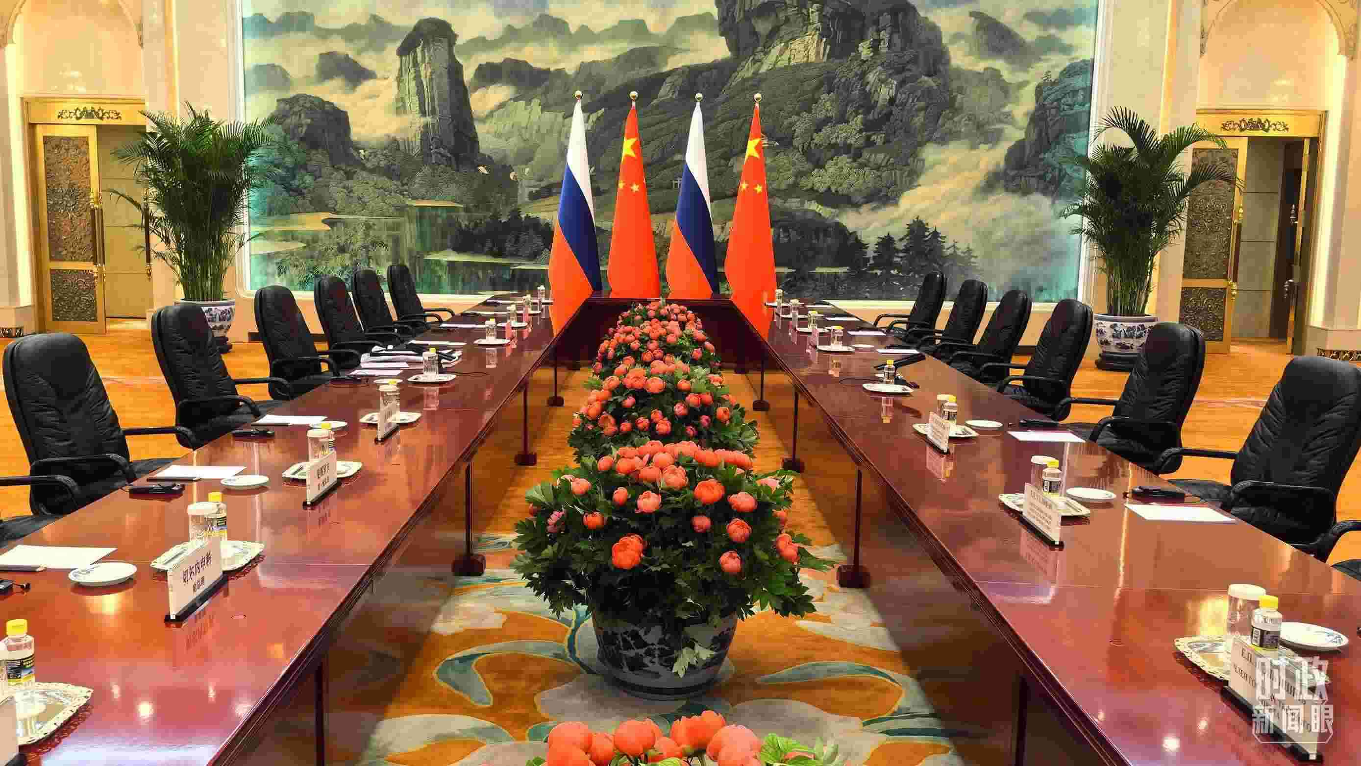 △中俄兩國元首首先舉行小范圍會談，這是會談開始前的現(xiàn)場。（總臺央視記者鄂介甫拍攝）