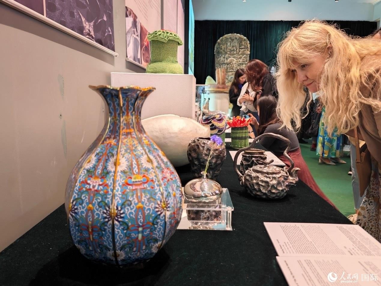 英國(guó)觀眾被中國(guó)手工藝制品所吸引。邢雪攝