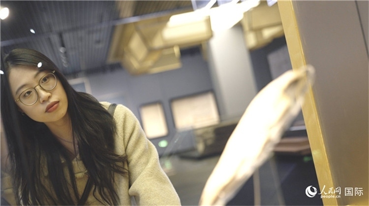 尹怡然在殷墟博物館新館參觀。人民網(wǎng)記者 劉寧攝