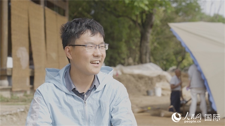 四川省文物考古研究院館員許丹陽(yáng)接受人民網(wǎng)采訪。人民網(wǎng)記者 張榮攝