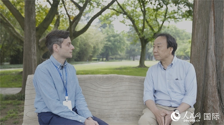 三星堆博物館館長(zhǎng)雷雨接受人民網(wǎng)采訪。人民網(wǎng)記者 張榮攝