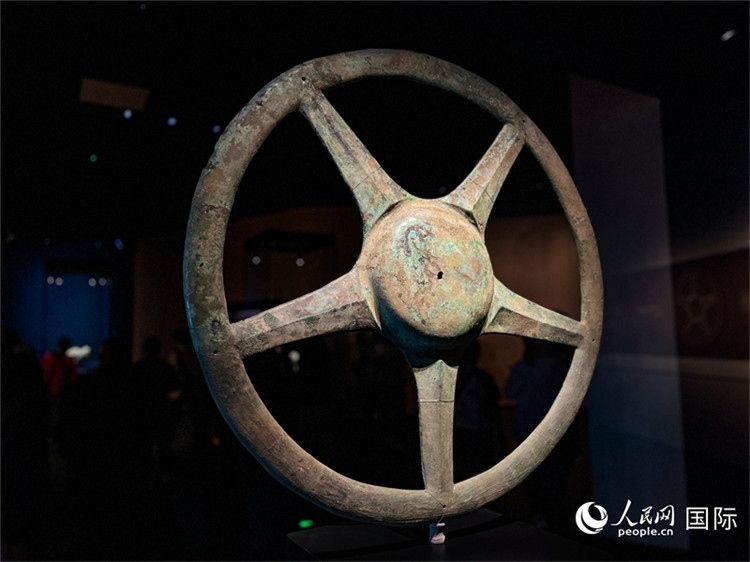 三星堆博物館中展出的太陽(yáng)輪。人民網(wǎng)記者 羨江楠攝