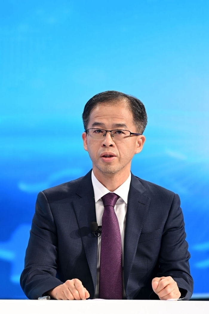 商務(wù)部政研室副主任丁維順在“中國經(jīng)濟圓桌會”錄制現(xiàn)場交流發(fā)言。新華社記者 金良快 攝