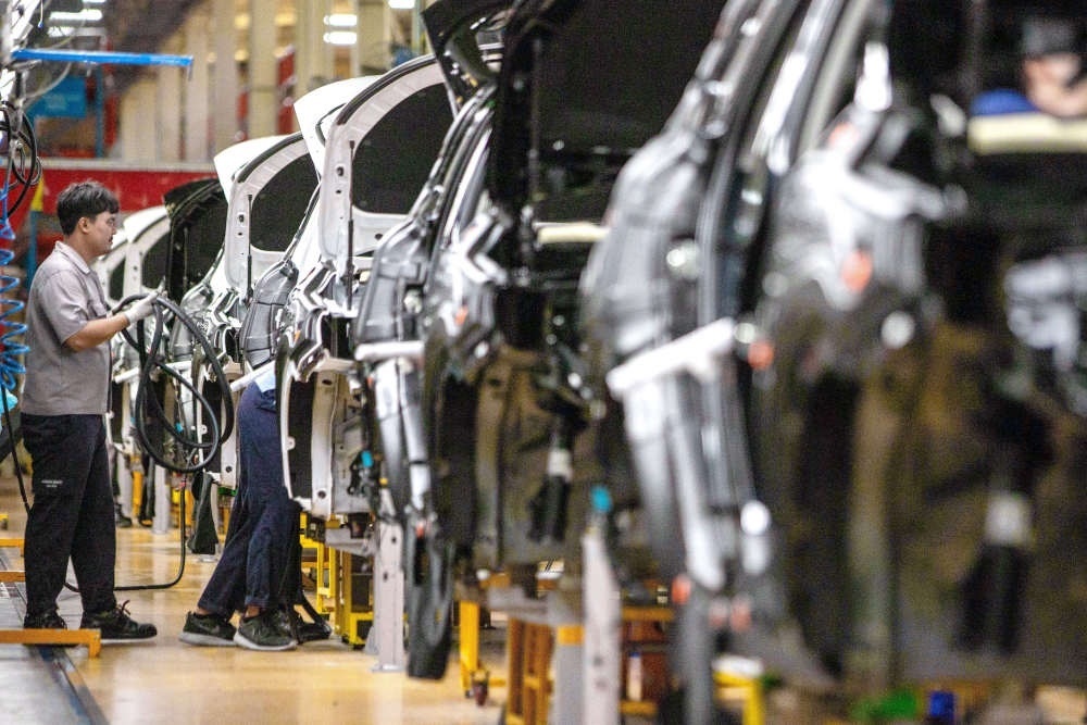 2023年9月7日，在位于泰國春武里府的上汽正大公司汽車工廠，工人在生產(chǎn)車間內(nèi)工作。新華社記者 王騰 攝