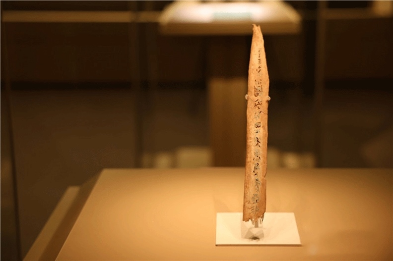 △殷墟博物館新館中展有我國(guó)博物館現(xiàn)存唯一一件文字鑲嵌綠松石甲骨。