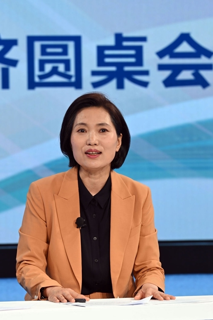 中國宏觀經(jīng)濟研究院對外經(jīng)濟研究所研究員曲鳳杰在“中國經(jīng)濟圓桌會”錄制現(xiàn)場交流發(fā)言。新華社記者 金良快 攝