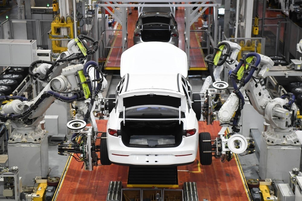 這是2024年4月24日拍攝的廣州廣汽埃安新能源汽車的全自動化輪胎安裝工作站。新華社記者 鄧華 攝