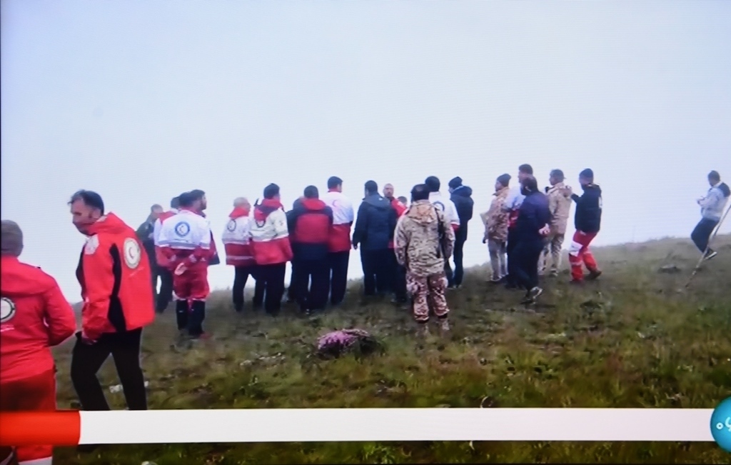 據(jù)伊朗邁赫爾通訊社5月20日報道，伊朗總統(tǒng)萊希在直升機事故中遇難。這是5月20日拍攝的伊朗國家電視臺播放的救援人員抵達事故現(xiàn)場的畫面。 新華社記者 沙達提 攝