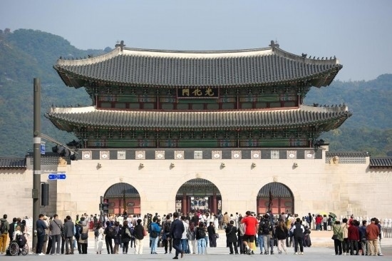 2023年10月18日，游客在韓國首爾光化門參觀。新華社記者王益亮攝