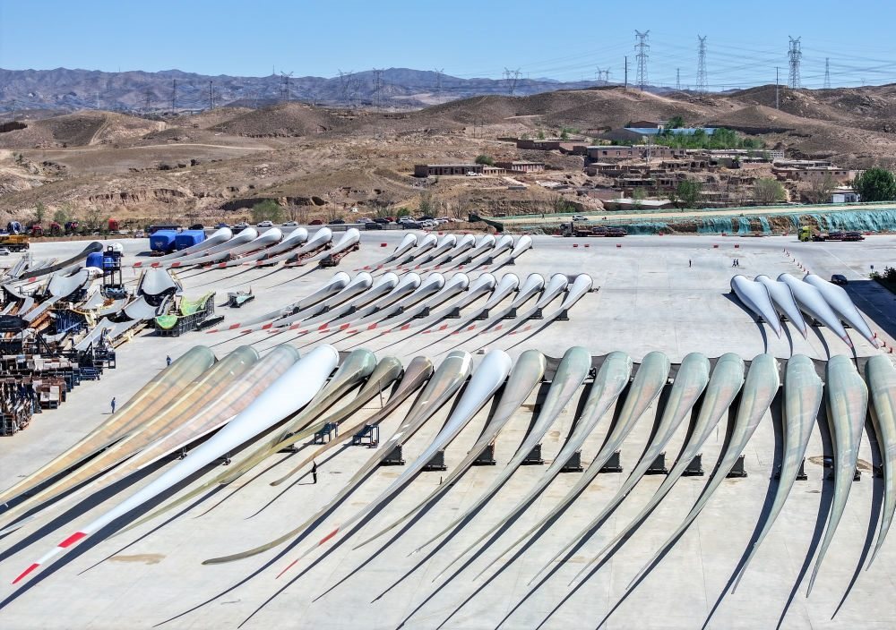 2024年5月11日拍攝的碼放在內(nèi)蒙古包頭市石拐區(qū)一家風(fēng)電設(shè)備制造企業(yè)廠區(qū)內(nèi)的葉片（無人機照片）。新華社記者 連振 攝