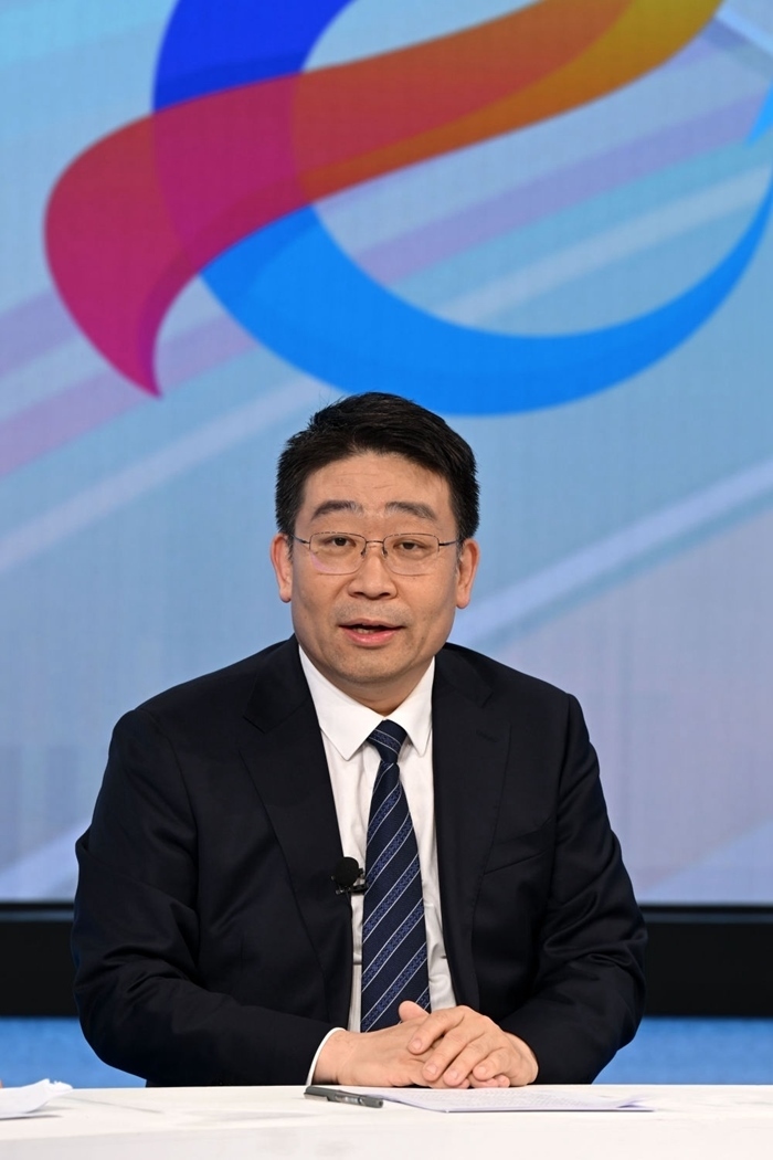 國家發(fā)展改革委產(chǎn)業(yè)司副司長霍福鵬在“中國經(jīng)濟圓桌會”錄制現(xiàn)場交流發(fā)言。新華社記者 金良快 攝