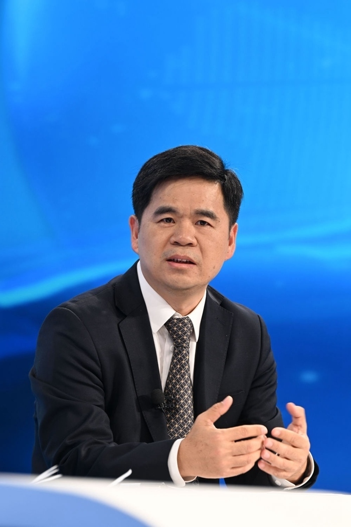 工業(yè)和信息化部運行監(jiān)測協(xié)調(diào)局副局長何海林在“中國經(jīng)濟圓桌會”錄制現(xiàn)場交流發(fā)言。新華社記者 金良快 攝