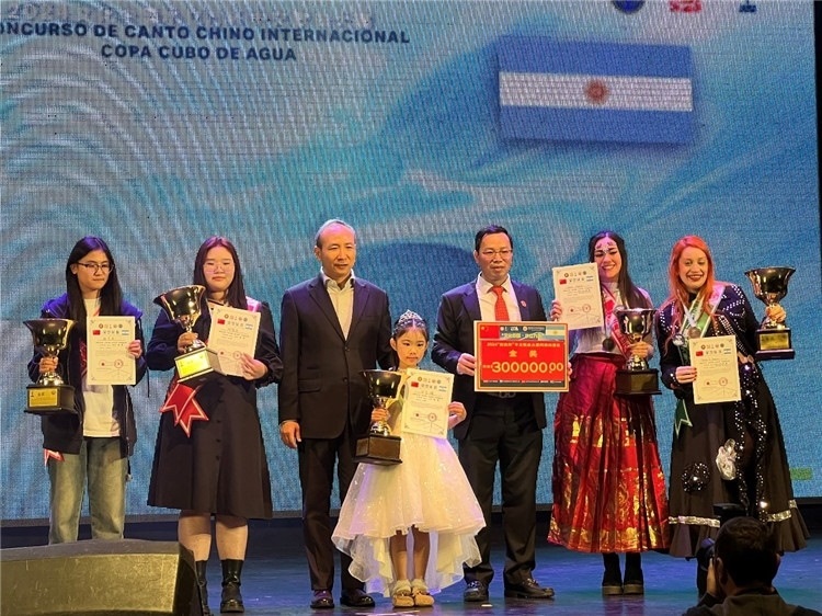 圖為中國駐阿根廷大使王衛(wèi)、阿根廷華文教育基金會會長劉芳勇為五名“金獎”選手頒獎（阿根廷拉普拉塔國立大學(xué)孔子學(xué)院供圖）