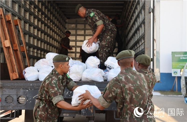 里約加利昂空軍基地，軍人在將捐贈物資裝車。人民網(wǎng)記者 時元皓攝