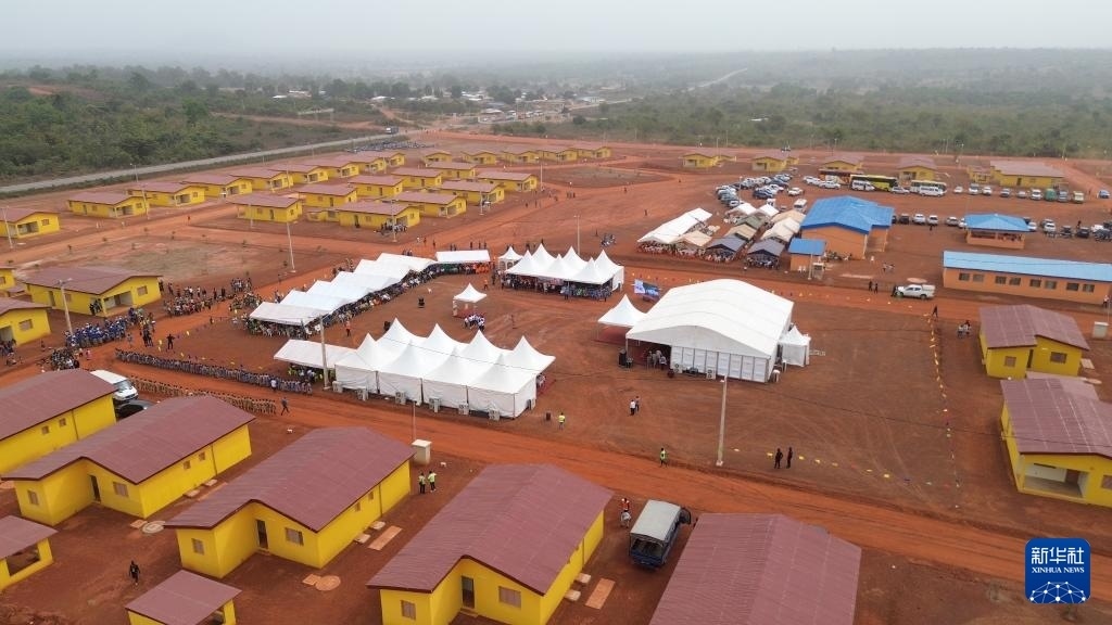這是2023年12月16日在科特迪瓦北部城鎮(zhèn)費爾凱塞杜古以北拍攝的旱港移民新村（無人機照片）。新華社發(fā)（中成股份科特迪瓦分公司供圖）