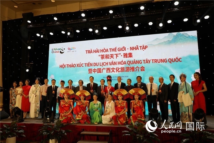 中越兩國(guó)嘉賓合影留念。人民網(wǎng)記者楊曄攝