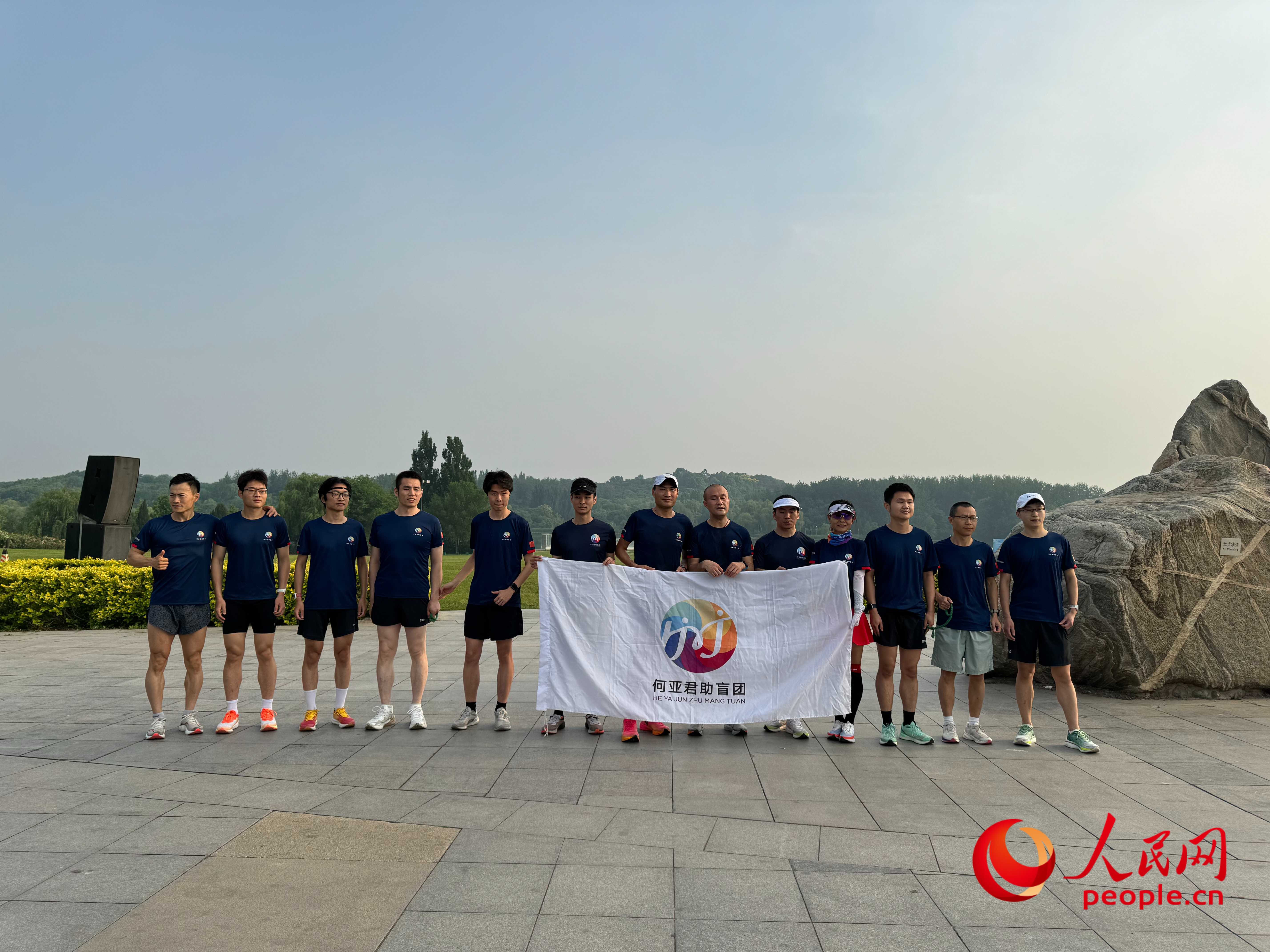 何亞君助盲團的部分成員合影。人民網(wǎng) 周靜圓攝