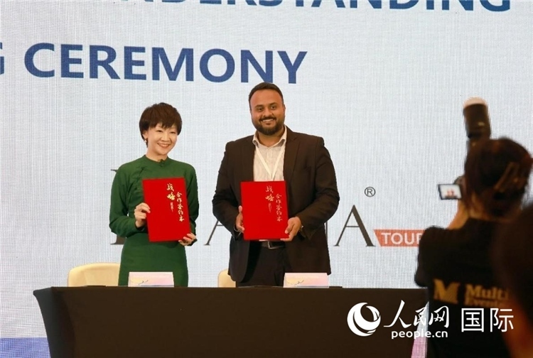 三亞與迪拜當?shù)芈眯猩绾炇鸷献鲄f(xié)議。人民網(wǎng)記者管克江攝