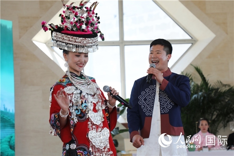 2、來自湖北的歌唱家演唱民族歌曲。 人民網(wǎng)記者 李志偉攝