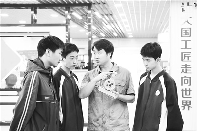 職業(yè)院校教師為數(shù)控技術(shù)應(yīng)用專業(yè)學(xué)生授課。 新華社記者 王全超攝