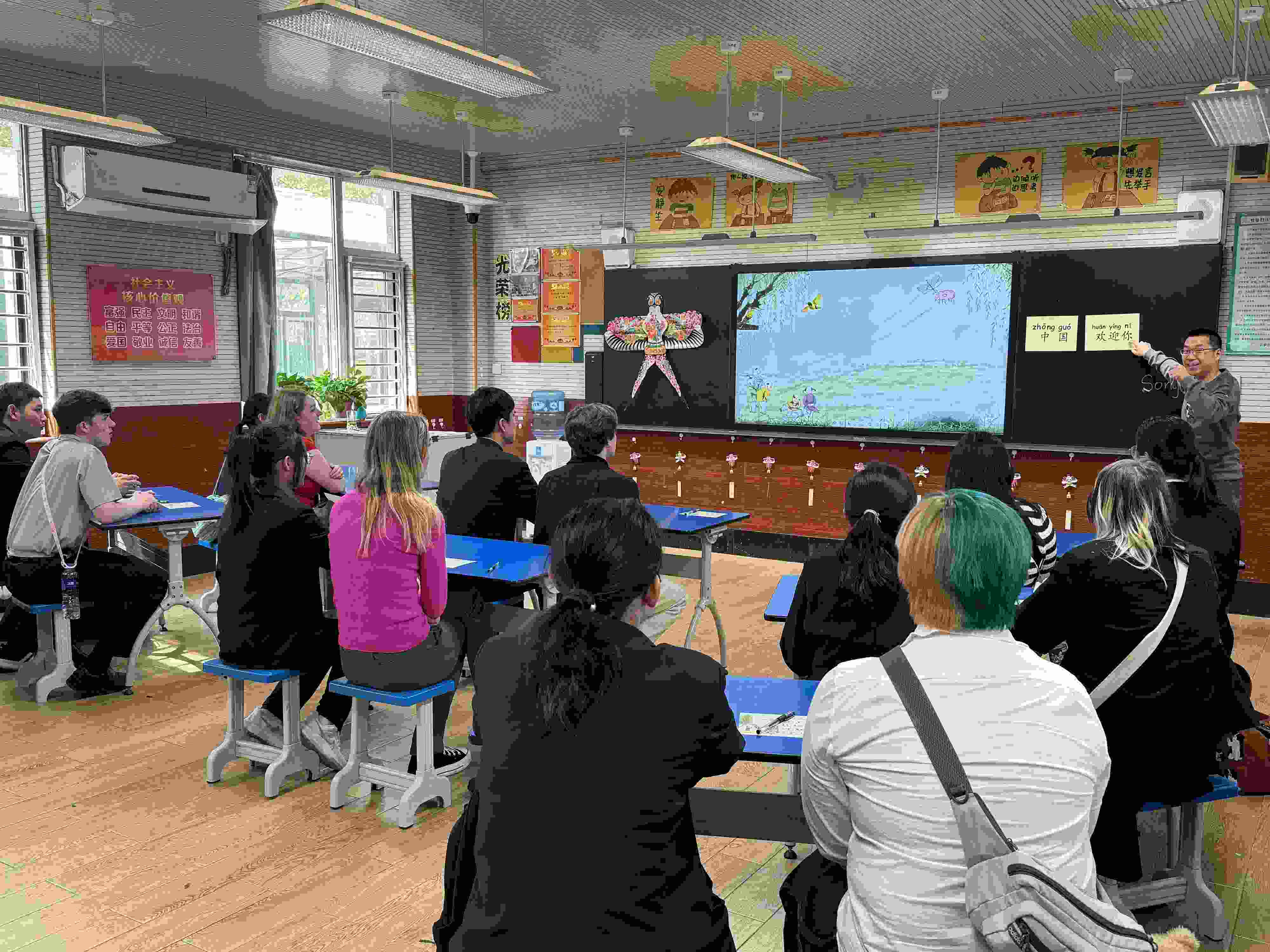 2024年4月20日，美國艾奧瓦州馬斯卡廷高中“友誼傳承”研學(xué)團(tuán)來到石家莊外國語學(xué)校，中美學(xué)生同上一節(jié)中文課。