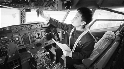  學(xué)生在西航職院實(shí)訓(xùn)基地培訓(xùn)。 王禹涵攝