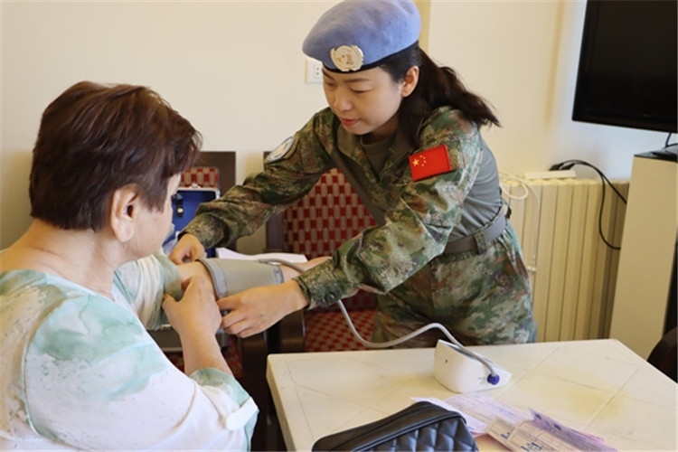 【1】 醫(yī)療分隊(duì)隊(duì)員為當(dāng)?shù)鼗颊邷y(cè)量血壓。曾德樂(lè)攝