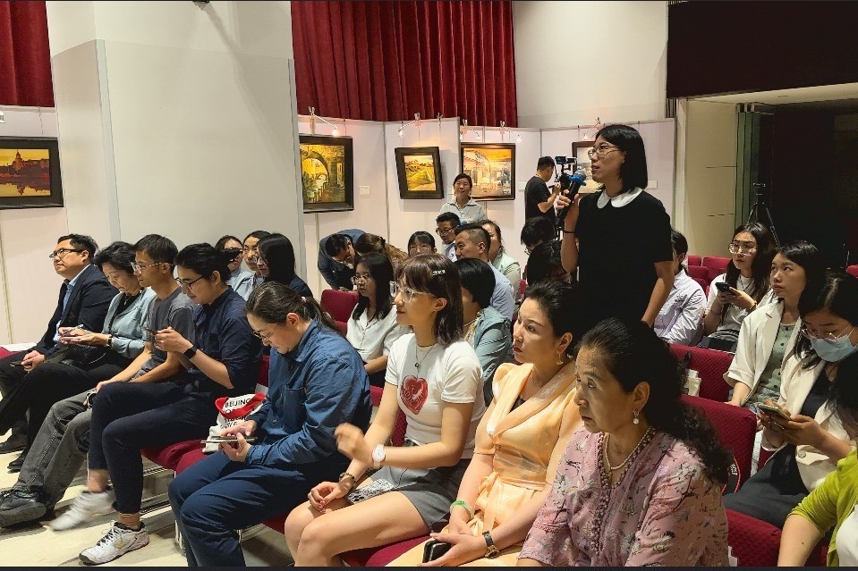 參會(huì)記者現(xiàn)場(chǎng)提問。