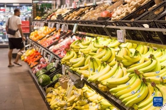 5月24日，顧客在德國(guó)柏林一家超市購(gòu)物。新華社記者 任鵬飛 攝