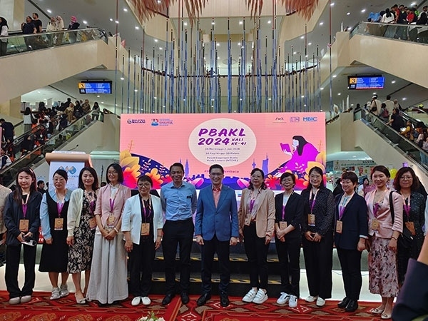 5月24日，在吉隆坡國(guó)際書(shū)展期間舉辦的中馬贈(zèng)書(shū)儀式。中國(guó)圖書(shū)進(jìn)出口（集團(tuán)）有限公司供圖